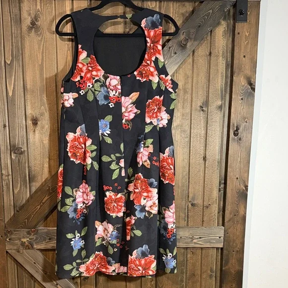 Floral Sleeveless Dress - Black and Red - Picture 5 of 6